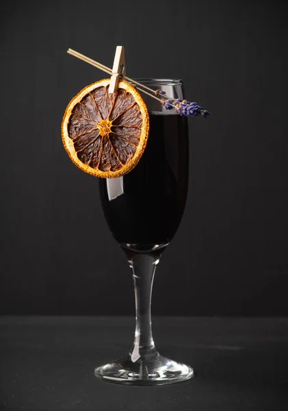 Μαύρο Κοκτέιλ Βάση Σαμπάνια Διακοσμημένο Άνθη Λεβάντας Και Αποξηραμένο Πορτοκάλι — Φωτογραφία Αρχείου
