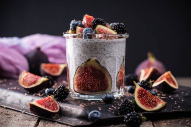 Kırsal arka planda yabanmersini kavanozlu sağlıklı chia pudingi. Seçici odaklanma. Sığ alan derinliği.