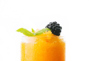 Mangolu dondurulmuş tekila kokteyli. Seçici odaklanma. Sığ alan derinliği.