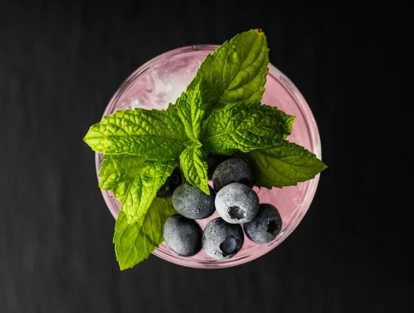 Gin Baserad Rosa Cocktail Med Blåbär Selektivt Fokus Grunt Skärpedjup — Stockfoto