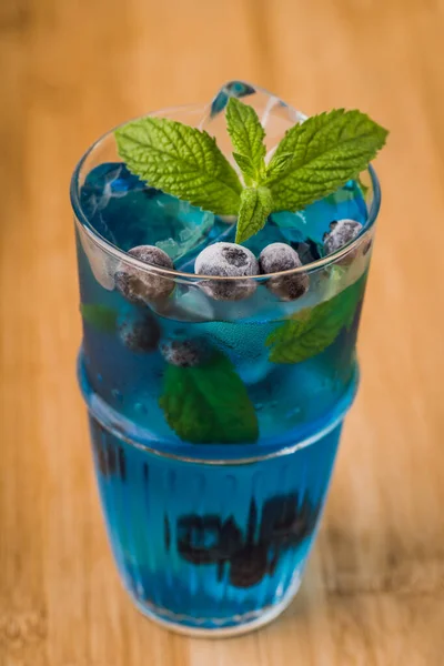 Cocktail Azul Base Tequila Com Mirtilo Foco Seletivo Profundidade Campo — Fotografia de Stock