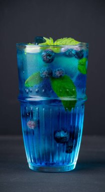 Yaban mersinli tekila tabanlı mavi kokteyl. Seçici odaklanma. Sığ alan derinliği.