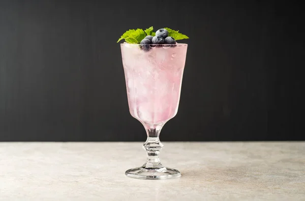 Roze Cocktail Basis Van Gin Met Bosbes Selectieve Focus Ondiepe — Stockfoto