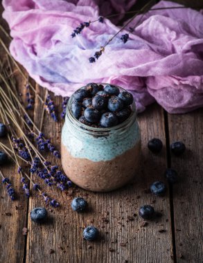 Kırsal arka planda yabanmersini kavanozlu sağlıklı chia pudingi. Seçici odaklanma. Sığ alan derinliği.