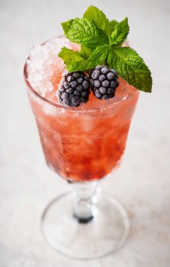 Böğürtlenli cin bazlı kırmızı kokteyl. Seçici odaklanma. Sığ alan derinliği.