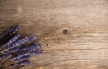 Kırsal ahşap arka planda kurutulmuş lavanta çiçekleri. Yukarıdan ateş edildi.