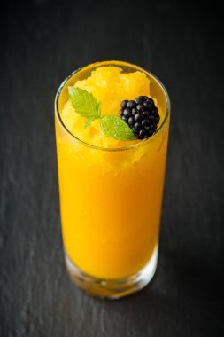 Mangolu dondurulmuş tekila kokteyli. Seçici odaklanma. Sığ alan derinliği.