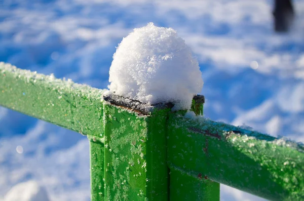金属フェンス上の雪します。 — ストック写真