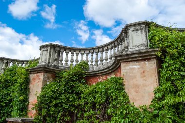 Parktaki taş duvar.