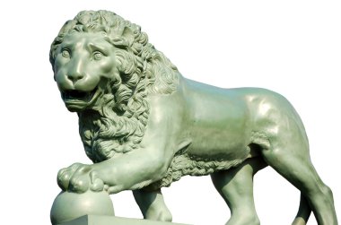 Beyaz arkaplanda bronz aslan