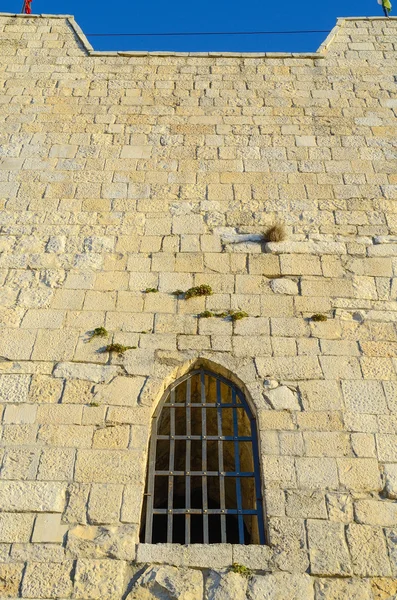 Ventana en la pared de la antigua torre — Foto de Stock