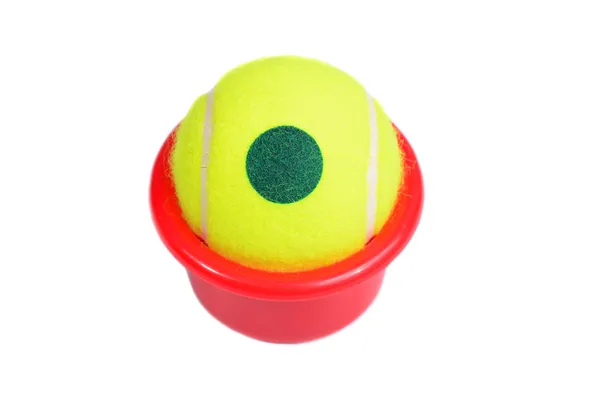 Жовтий тенісний м'яч у червоному відрі — стокове фото