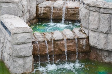 taş merdivenlerden aşağı akan su