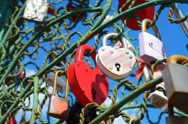 renkli düğün kilitleri