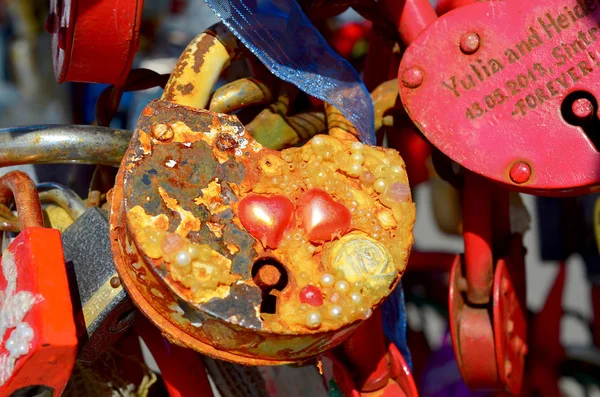 Fechaduras de casamento coloridas — Fotografia de Stock