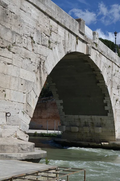Ancient bridge, Roma. — Stock Photo, Image