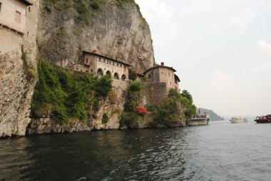 Lake maggiore, santa caterina del sasso, İtalya