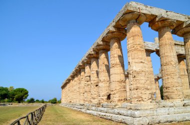 Paestum Yunan tapınakları