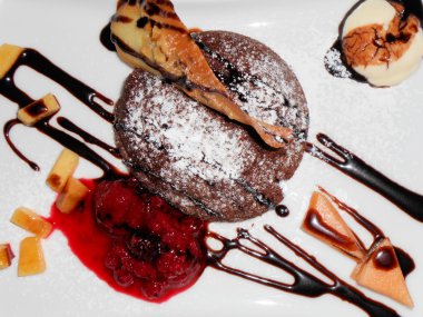 süslenmiş bir tabakta çikolatalı kek