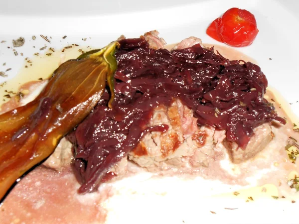 Plastry wołowiny z cebuli tropea — Zdjęcie stockowe