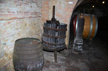 eski mahzen ve ekipmanları