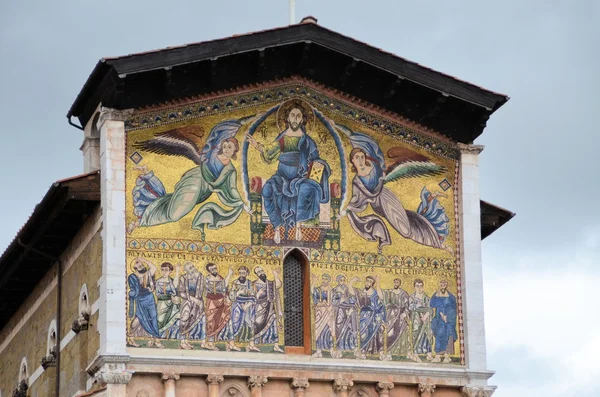 卢卡-圣弗雷迪亚诺圣殿教堂 — 图库照片