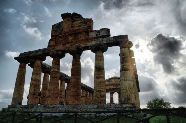 Oude Griekse tempels en ruïnes in Zuid-Italië — Stockfoto