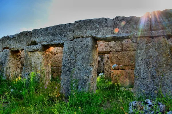 Antika grekiska kolonner och ruiner — Stockfoto