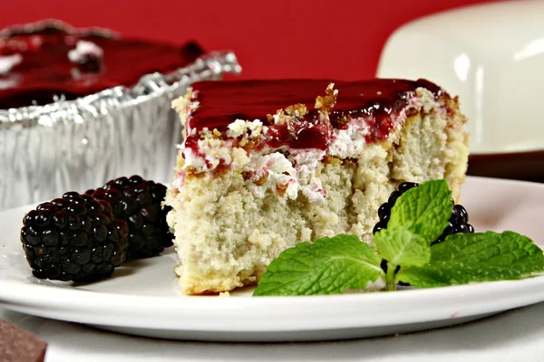 Cheesecake, çilek ve nane