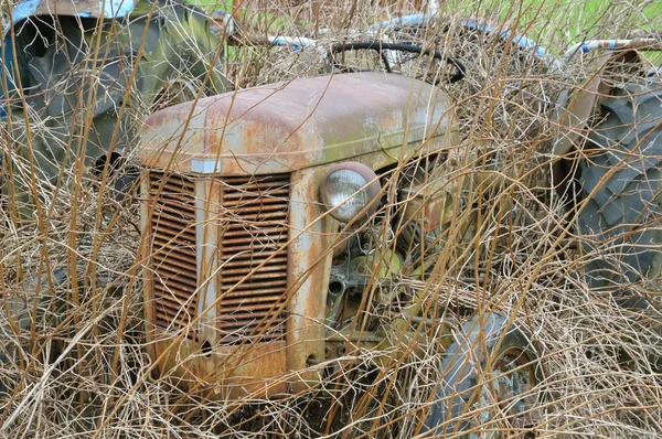 Vieux tracteur rouillé — Photo