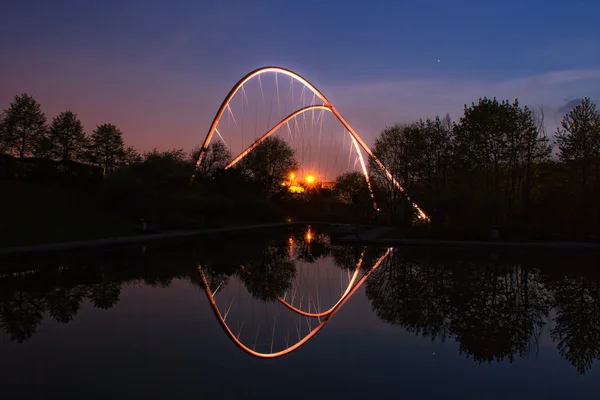 Мост в общественном парке ночью — стоковое фото