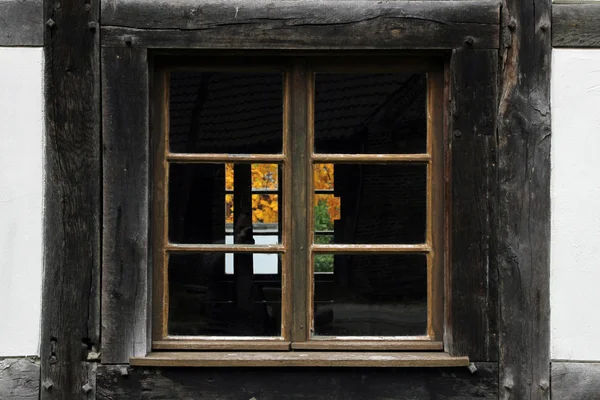 Outono através de uma janela — Fotografia de Stock