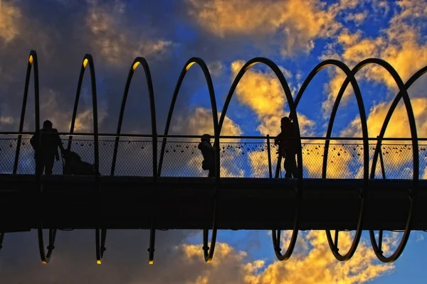 日没時のしなやかで優雅な橋 — ストック写真