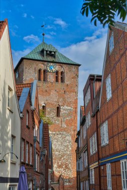 Eski kilise kulesi ve Stade 'in tarihi merkezinde yarım keresteli binalar.