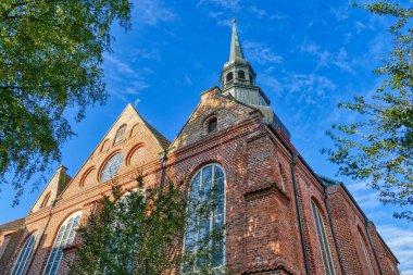 Stadyumun tarihi merkezindeki eski tuğla kilise