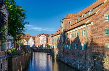 Stade 'in tarihi depo binası ve limanı
