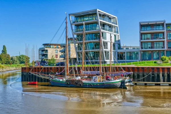 Stade 'in yeni limanında eski yelkenli gemi