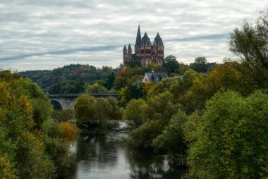 Tarihi katedral ve Limburg 'un eski Lahn köprüsü