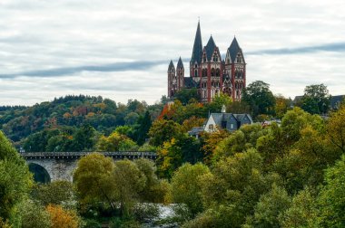 Limburg 'un tarihi katedrali ve eski köprüsü