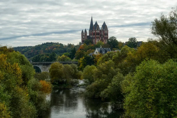 Tarihi katedral ve Limburg 'un eski Lahn köprüsü