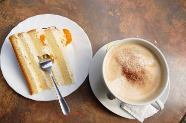 Kahve fincanı ve portakallı kek.