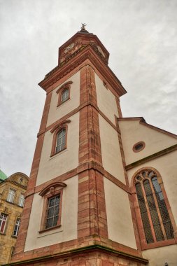 Heidelberg 'in eski merkezinde tarihi kilise kulesi