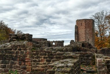 Heidelberg yakınlarındaki Heiligenberg tepesindeki ortaçağ manastırı.