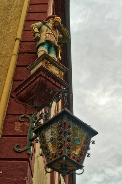Heidelberg 'in eski kasabasında heykel ve fener