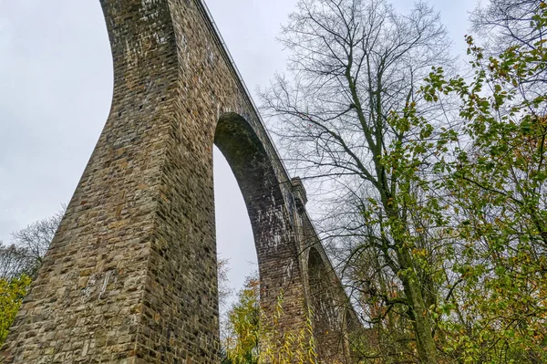 Velbert的Rinderbachtal山谷中的老高架桥 — 图库照片