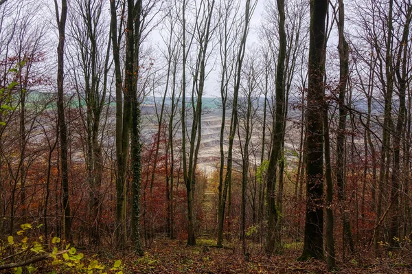 가을에 셰이드 근처에 석회암 채석장에서 하이킹 내려다볼 수있다 — 스톡 사진
