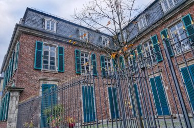 Düsseldorf 'un tarihi merkezinde tarihi müze ve çit