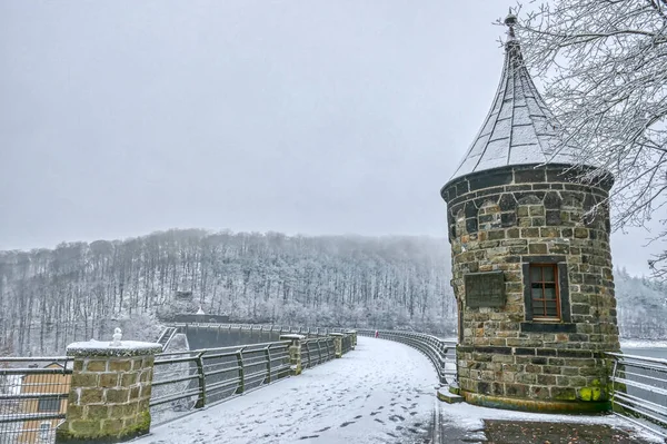 Droga Przez Wir Wieżę Zapory Zaporowej Hagen Haspe Zimą — Zdjęcie stockowe