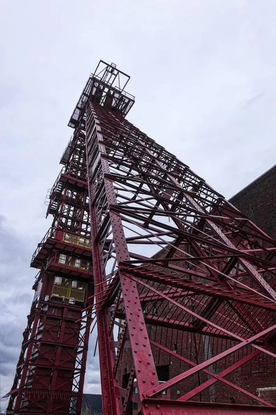 ドイツのヘルテンにある歴史的な炭鉱のヘッドフレーム — ストック写真