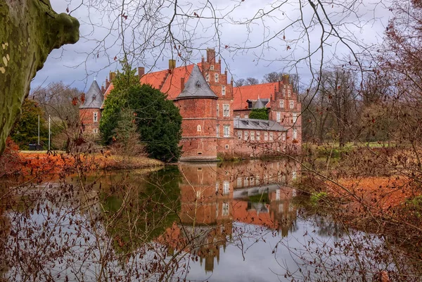 Historical Moated Castle Pond Herten — Stockfoto